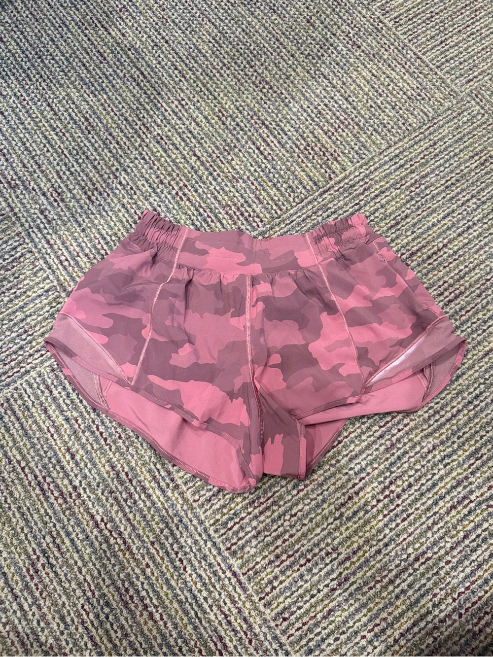 Lululemon Pink Camo Low Rise Lined Hotty Hot Shorts Size 6 Reg 2.5” Inseam